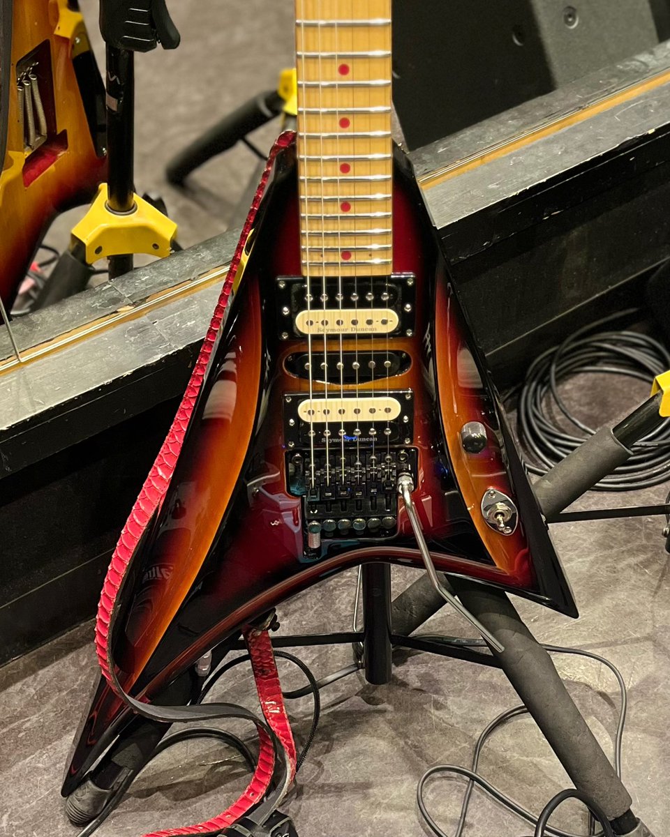 sexyfinger75's tweet photo. リハ終了!
#espguitars #seymourduncan #floydrose #evh #gotoh #fulltone #shure #mxr #boss #tdcyou #xoticeffects #freethetone #strymon #pedaltrain https://t.co/KHDnwA4bz9