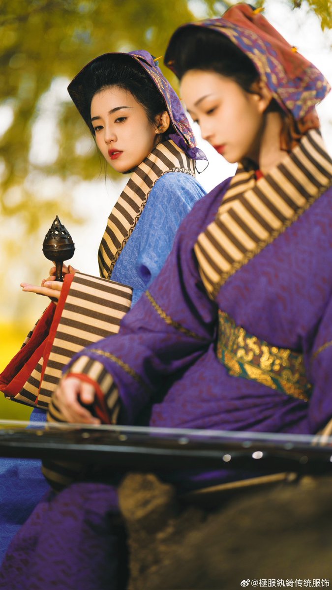 AmazingHanfu's tweet photo. The #Hanfu worn by the models are called Warring States Robe, which were worn during the Warring States Period (475B-221BC). This kind of #robe is usually characterized by wide sleeves, and adopts a straight-collar or cross-collar design. #Chinese #culture (via.極服紈綺传统服饰) https://t.co/avLyTjb1qC