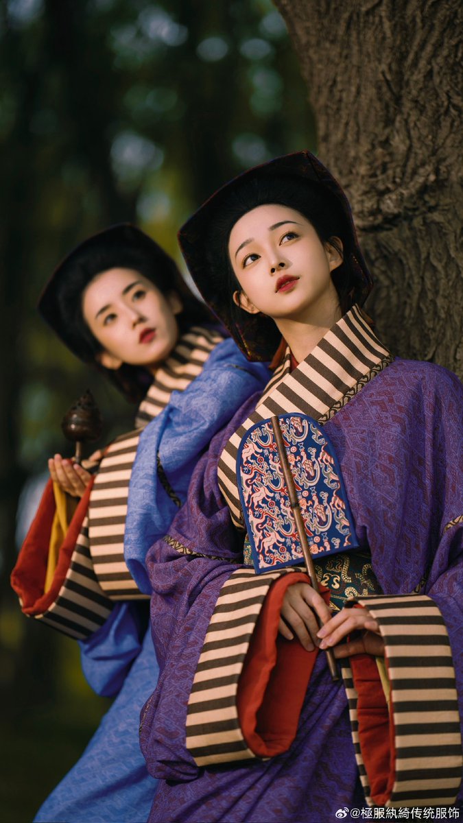 AmazingHanfu's tweet photo. The #Hanfu worn by the models are called Warring States Robe, which were worn during the Warring States Period (475B-221BC). This kind of #robe is usually characterized by wide sleeves, and adopts a straight-collar or cross-collar design. #Chinese #culture (via.極服紈綺传统服饰) https://t.co/avLyTjb1qC