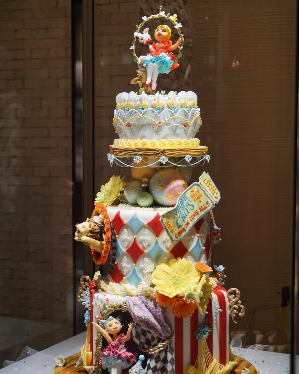 tottocake's tweet photo. 今年も帝国ホテルアーケード スイーツアート展に出品させていただいています。
会期は25日まで。

ジャパンケーキショーの時に湿気で落ちてしまったチケットのパーツをを作り直して元通りに。
素敵な作品たちが展示されていますので是非お立ち寄りください。 https://t.co/GMtyKjPVJ8