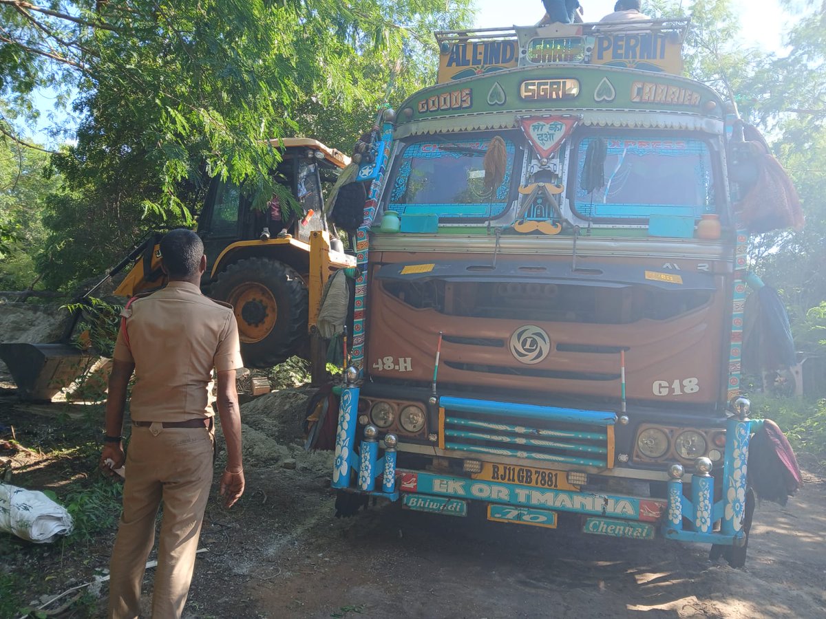 OftPro's tweet photo. Ordnance Factory, Thiruchiraappalli successfully carried out a Scrap disposal activity on 04/12/2024.  20 Tonnes of Aluminium swarf with it's oxidized form were disposed.
#SwachhataPakhwada2024 #ScrapDisposal #OFTGoesGreen #SwachhBharat #CleanlinessIsNextToGodliness #OFT https://t.co/semsZ0MLQm