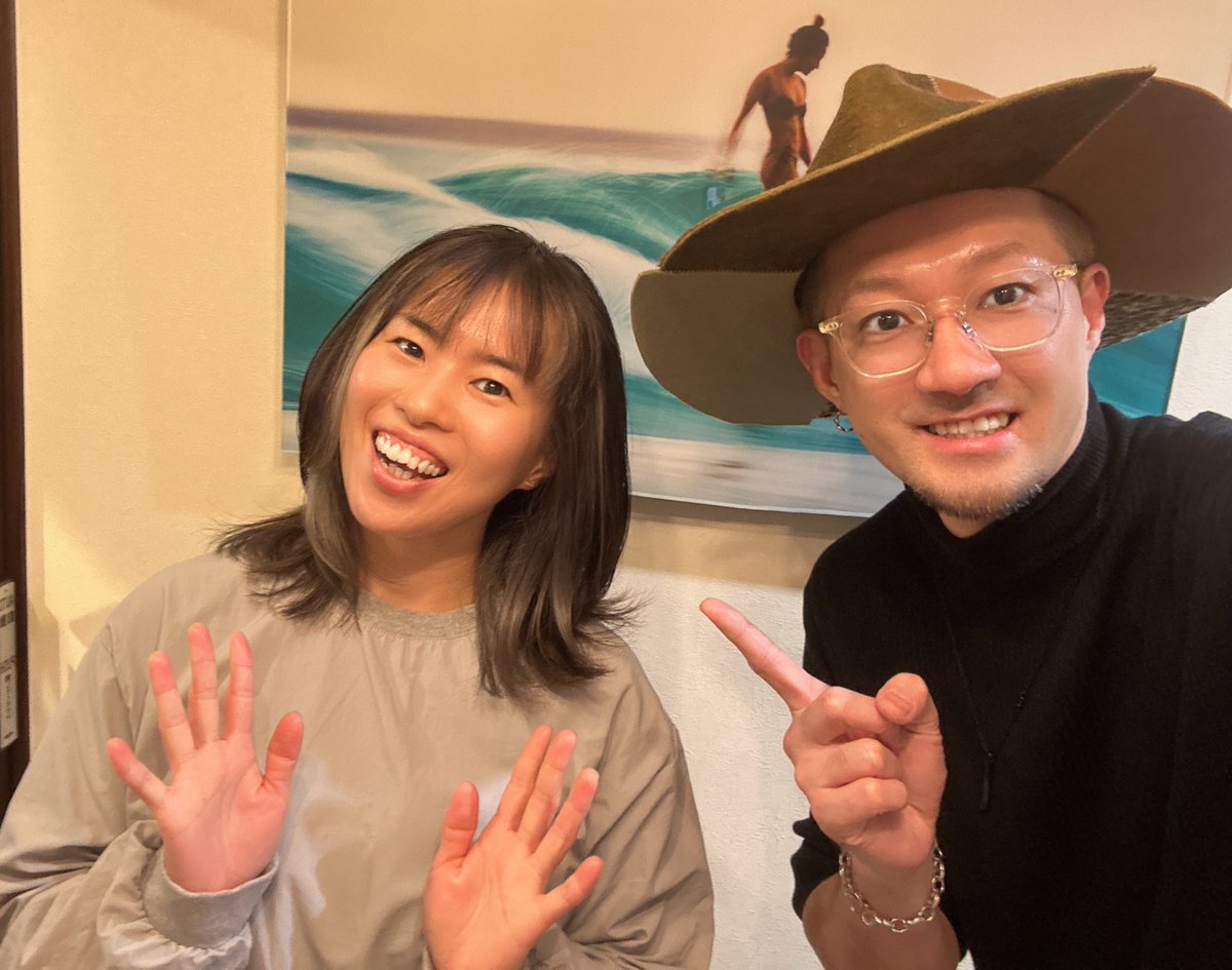 2525netsuko's tweet photo. 昨日は諸々メンテDay🥰
道すがらの夕陽に癒されながら、お世話になっている美容室へ✨

もうら入った瞬間から癒しの時間なの🤤
カラーは冬仕様💙🩶めちゃくちゃお気に入りの色味🥳そのあとはバスパというヘッドスパで昇天タイム👼よい香りと温かな水の感触でほわほわ🫧
学さんありがとうございました😊 https://t.co/TFpujoUp6Y