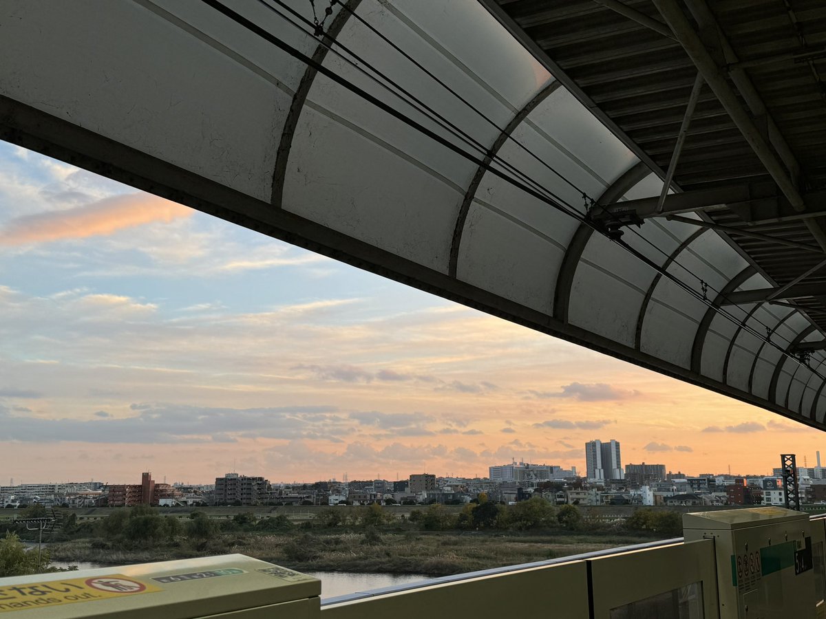2525netsuko's tweet photo. 昨日は諸々メンテDay🥰
道すがらの夕陽に癒されながら、お世話になっている美容室へ✨

もうら入った瞬間から癒しの時間なの🤤
カラーは冬仕様💙🩶めちゃくちゃお気に入りの色味🥳そのあとはバスパというヘッドスパで昇天タイム👼よい香りと温かな水の感触でほわほわ🫧
学さんありがとうございました😊 https://t.co/TFpujoUp6Y