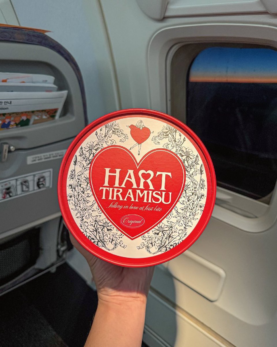 porebokumetsu's tweet photo. ザヒョンデにも入ってる韓国で人気なハートティラミスが仁川空港でも帰るんだって❤️
空港で買って機内で食べても良いし、お土産でも良いよね✨
ただ現在は仁川空港の第二ターミナルのみの免税店のみの販売だから注意🫶

https://t.co/FTvzjKgSM3 https://t.co/qpHYyGhVP1