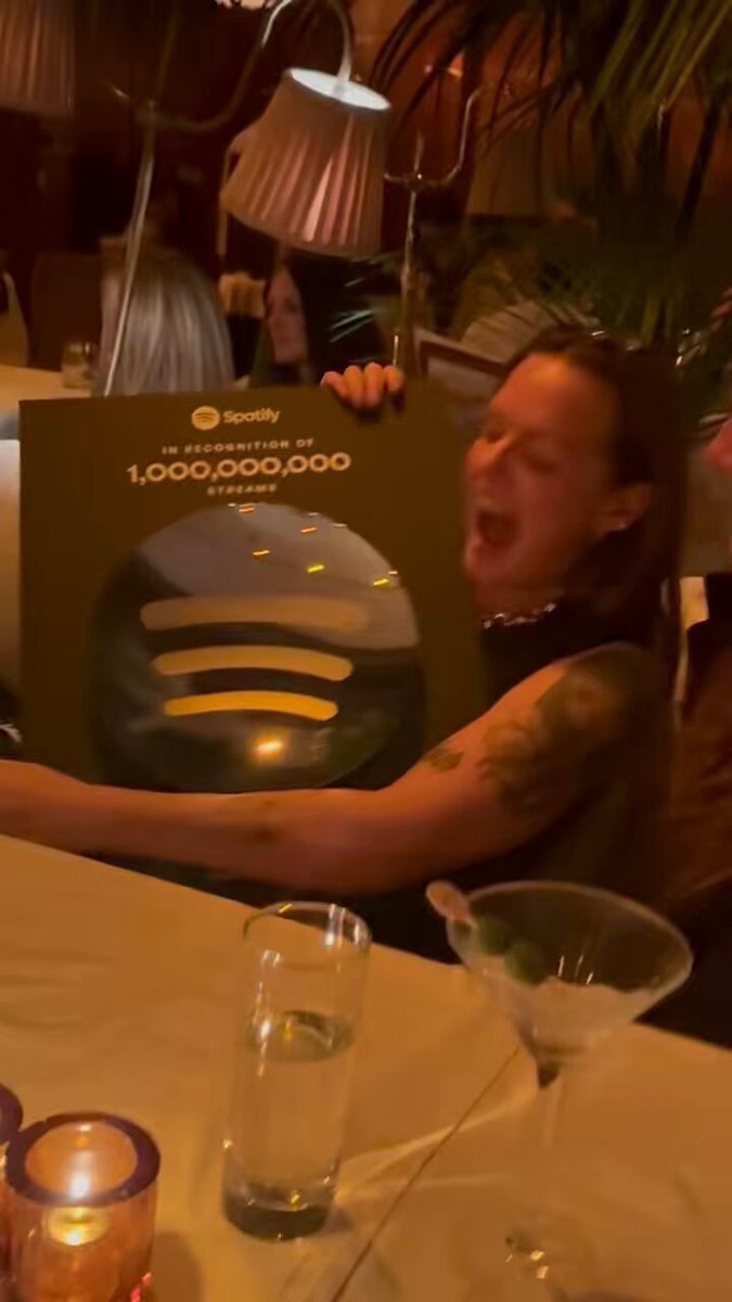 atrl's tweet image. Tove Lo celebrated Habits hitting 1 billion streams on Spotify 

atrl.net/forums/topic/4… #ToveLo #Habits