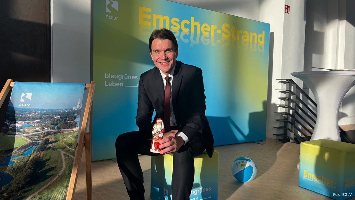 uli_paetzel's tweet photo. Den #Nikolaus habe ich heute bei einer Verschnaufpause am #Emscher-Strand getroffen. 🎅 So viele Stiefel zu füllen ist eben doch nicht leicht! Aber keine Sorge: Er ist bereits unterwegs, um die letzten Stiefel zu füllen. Ich wünsche einen schönen #Nikolaustag! ✨ https://t.co/vsuZhk5GmD