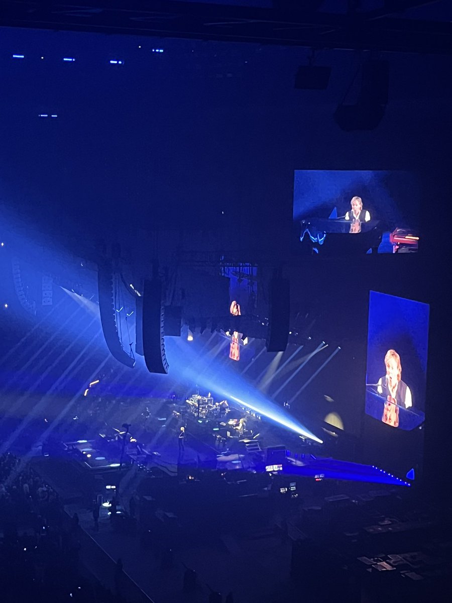 CeciliaHop's tweet photo. Hier soir, incroyable Paul McCartney ❤️‍🔥 #Alaprochaine https://t.co/RiAydzH42V