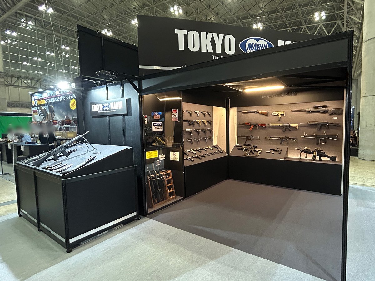 TM_Airsoft's tweet photo. 発売中＆発売予定の各種コラボモデルも展示中！

フォトスポット的なスペースもご用意しています！
手前の台にあるエアソフトガンを手に、記念撮影などどうぞ♪

▼ #東京コミコン 公式サイト
https://t.co/nO0e9XbWjj https://t.co/WKRSfxJWN6