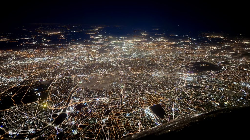 zepyaf's tweet photo. Trajectoire raccourcie et atypique - #AF995 provenance JNB - qui nous a permis de rattraper quelques précieuses minutes de vol malgré le fermeture du doublet sud ! Merci à l’ATC de Roissy pour l'efficacité. Très jolie vue sur Paris au FL120... https://t.co/prFyUfhS0G