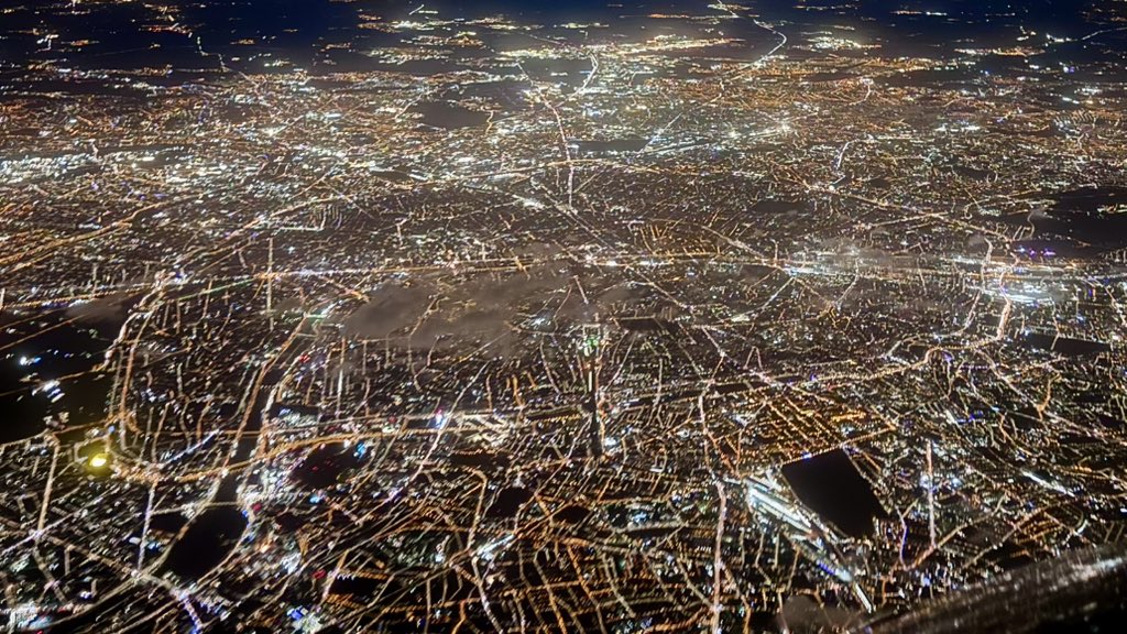 zepyaf's tweet photo. Trajectoire raccourcie et atypique - #AF995 provenance JNB - qui nous a permis de rattraper quelques précieuses minutes de vol malgré le fermeture du doublet sud ! Merci à l’ATC de Roissy pour l'efficacité. Très jolie vue sur Paris au FL120... https://t.co/prFyUfhS0G