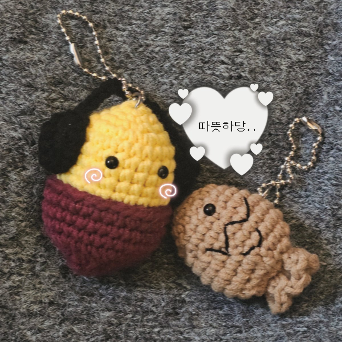 다들 주목.. 저희 집으로 니니님이 빚은 귀여운 뜨개 생명체들이 찾아왔습니다... 진짜 제가 지금까지 살면서 본 털뭉치 중에 제일 귀엽습니다.. 원래 고고마만 오기로햇는데 붕어빵도 손잡고 같이 와줬어요... 뜨개천사니니🥹.....살기좋은 세상 만들어줄게... 고식아 빵식아.. 평생함께해

<a href="/knix2t/">뜨개하는 니니</a>