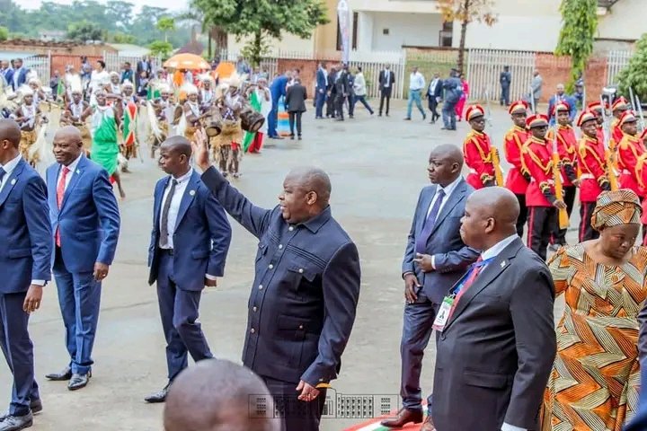 menyanibimedia's tweet photo. "Ushaka gushika kure ugenda wenyene ariko ushaka gushika kure cane ujana n'abandi" Vyashikirijwe na @GeneralNeva muri #Table_Ronde kur'uyu wa 5/12/2024. Ni ikiganiro categuwe mu ntumbero yo gusigura no kwerekana imbonakazoza y'uburundi 2040-2060.
1/n https://t.co/FiNLAAZiwk
