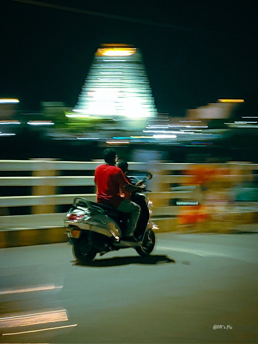 Dileeprdeepu's tweet image. "Capturing the fleeting moment".
#mobilephotography #s20fe #shutterspeed
.
.
.
#fatherson #kids #EveningGlow #eveningrides #streets #indianstreets #streetglow #streetphotography #streetphotos #photography #photographyisart #photographylovers #srikalahasti #bharat #India