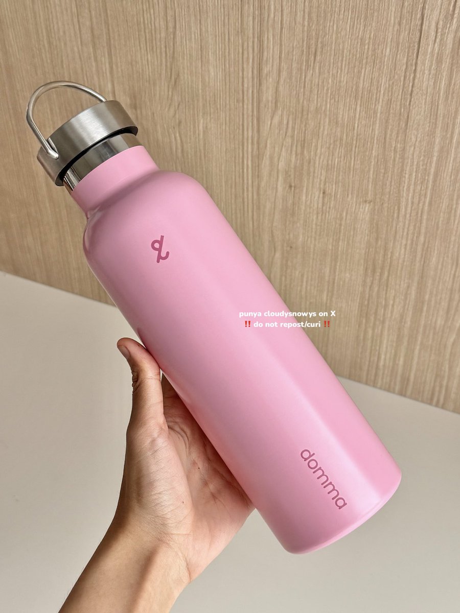 the pretties ✨TUMBLER LOKAL✨ yang punya warna lengkap &amp; bisa engrave nama 🥹🩷

buat es batu awet banget bisa tahan sampai 8 jam lebih &amp; sudah BPA FREE juga cakep...

versi kecil:                             versi besar: