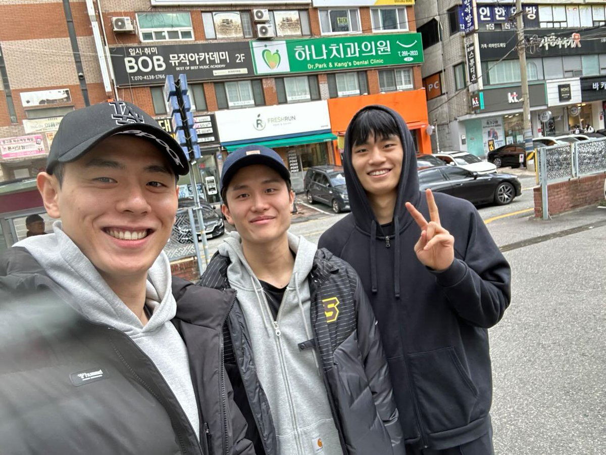 mincorang's tweet photo. GWANHEE WITH HIS SONS 😭😭😭 

he met junseok and kisang as soon as he arrived in changwon 😭😭😭 https://t.co/3UQbbvTM0t