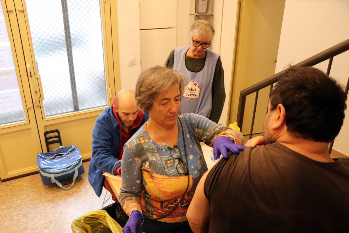 primariaicscat's tweet photo. 💉 La vacunació contra la grip i la COVID-19 de les persones en situació de sensellarisme prevé complicacions i la transmissió entre un col·lectiu molt vulnerable.

📸 Professionals del #CAPHorta vacunen persones sense llar a l'Espai d'Acolliment @caliu_d de Barcelona. https://t.co/CtSmnJwjOv