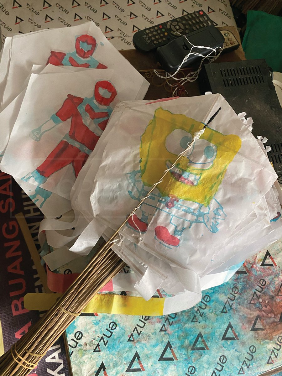 ayokitapeduli_'s tweet photo. Nggak sengaja liat layangan yang di jual murah, Abahnya sendiri lho yang bikin alias handmade! bisa jadi rekomendasi buat kamu yang mau nostalgia atau ngasih anak, adik kecil kalian!🤩

Tapi siapa sangka kalau dibalik layangan yang super lucu ini ada kisah yang mengharukan 🥹 🥹 https://t.co/ttoDqFbvss