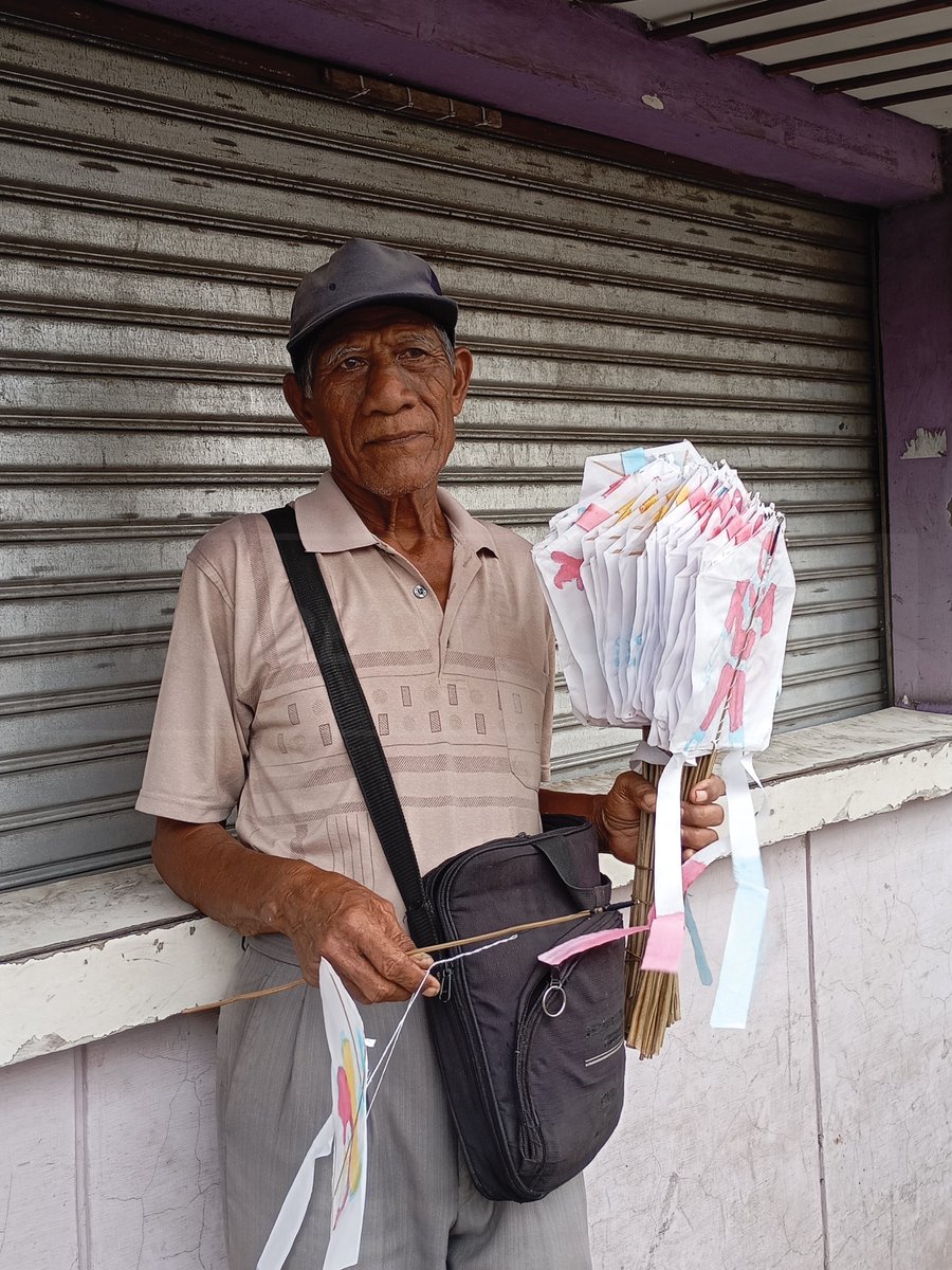 Nggak sengaja liat layangan yang di jual murah, Abahnya sendiri lho yang bikin alias handmade! bisa jadi rekomendasi buat kamu yang mau nostalgia atau ngasih anak, adik kecil kalian!🤩

Tapi siapa sangka kalau dibalik layangan yang super lucu ini ada kisah yang mengharukan 🥹 🥹