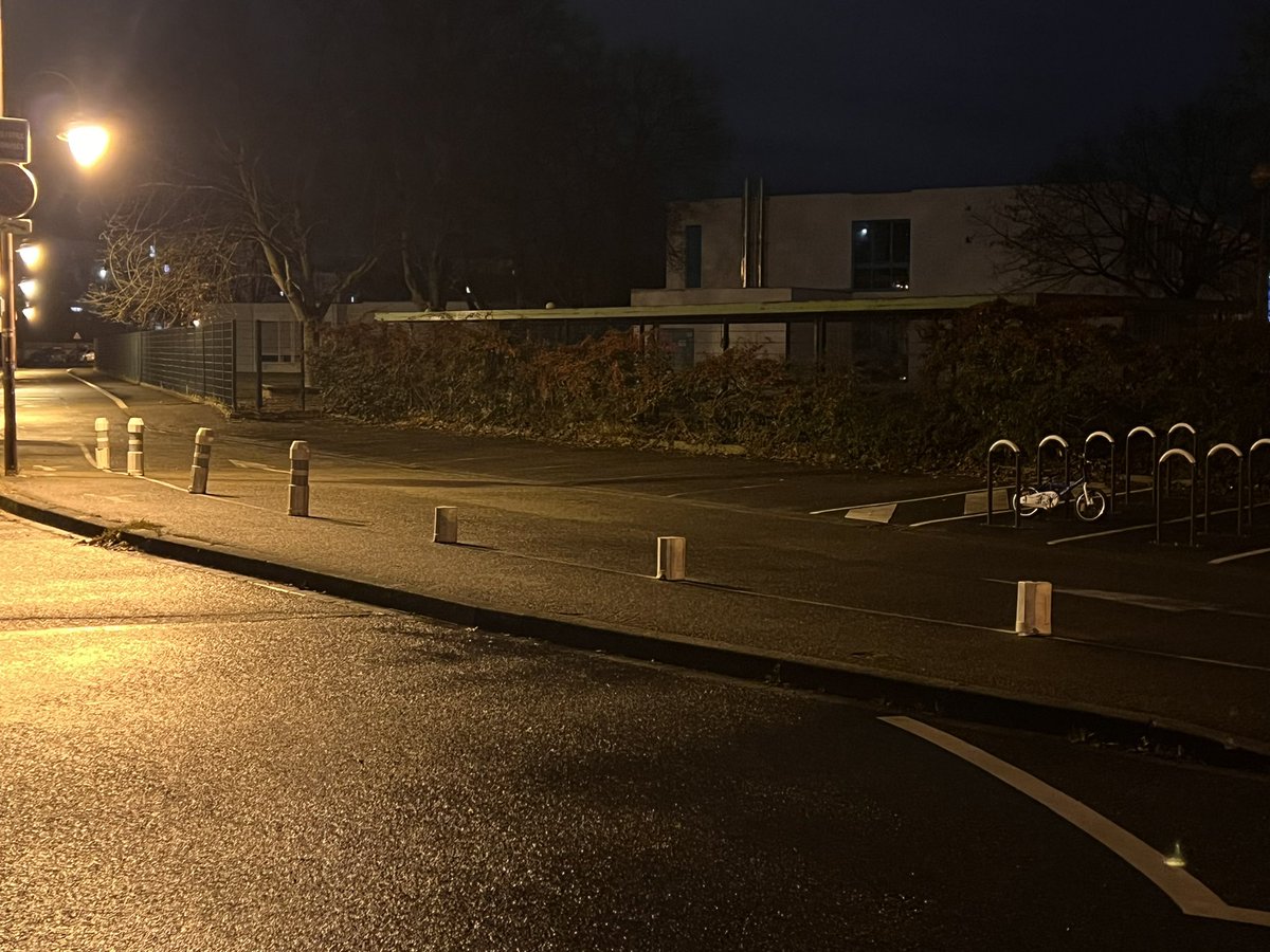 waddict67's tweet photo. Coucou @villeostwald des plots ont été arrachés devant l’école Jean Racine (bravo les parent·e·s d’élève…). Est-il possible d’en remettre stp ? https://t.co/Uf6zIJ8D6z