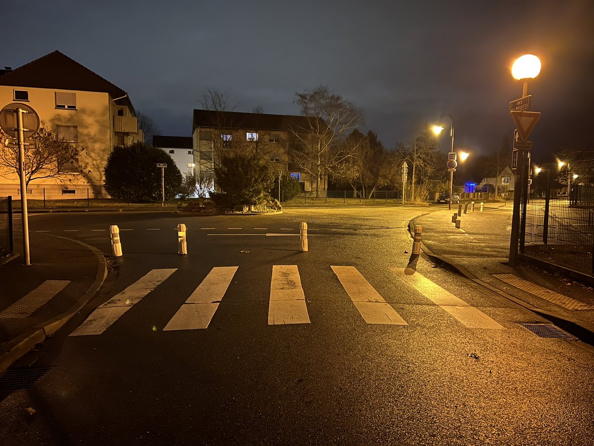 waddict67's tweet photo. Coucou @villeostwald des plots ont été arrachés devant l’école Jean Racine (bravo les parent·e·s d’élève…). Est-il possible d’en remettre stp ? https://t.co/Uf6zIJ8D6z