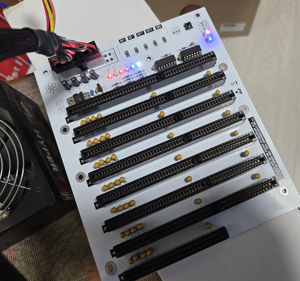 VejvyCZ's tweet image. První test nové právě dokončené desky ISA BACKPLANE.
Zatím jen rychlý test s 486 CPU kartou náběh do biosu. 
#oldcomputers
#486CPU
#msdos