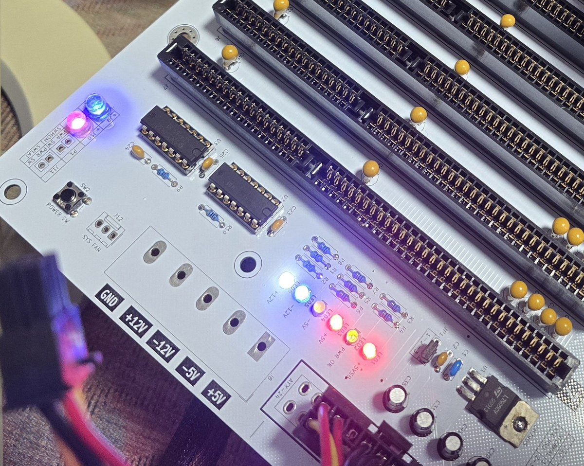 VejvyCZ's tweet image. První test nové právě dokončené desky ISA BACKPLANE.
Zatím jen rychlý test s 486 CPU kartou náběh do biosu. 
#oldcomputers
#486CPU
#msdos