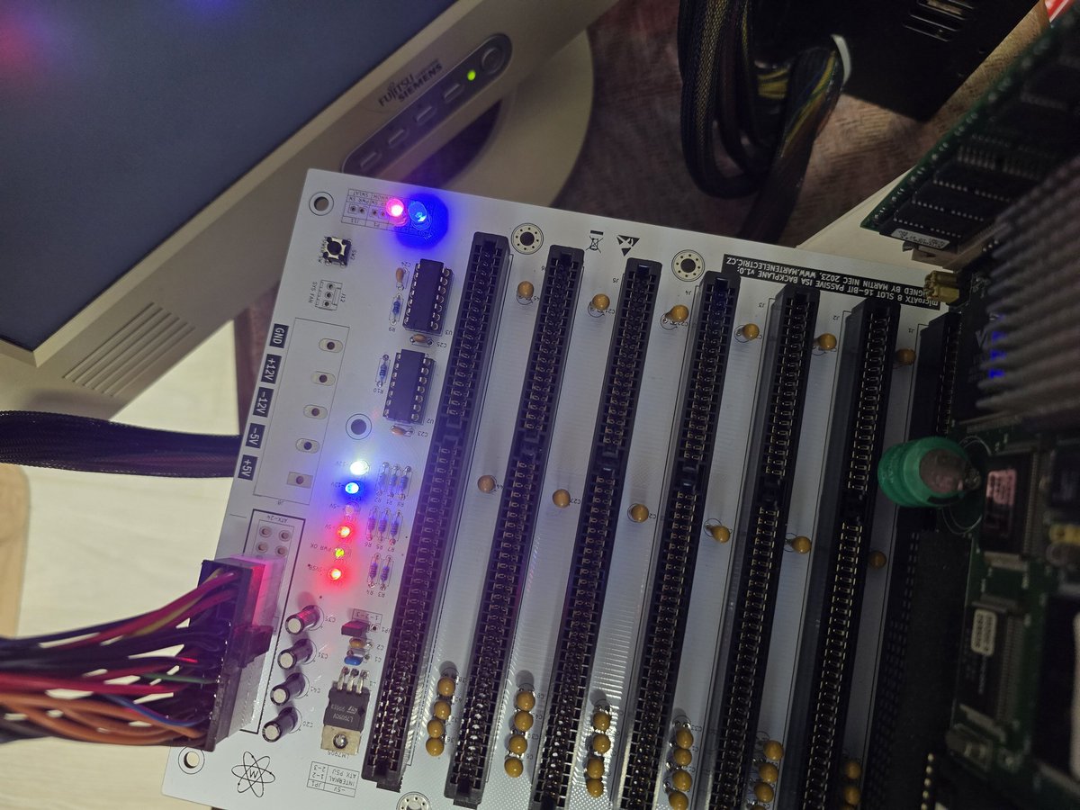 VejvyCZ's tweet image. První test nové právě dokončené desky ISA BACKPLANE.
Zatím jen rychlý test s 486 CPU kartou náběh do biosu. 
#oldcomputers
#486CPU
#msdos