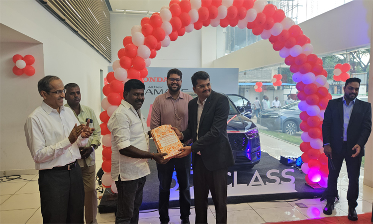 dinathanthi's tweet image. இந்தியாவில் Honda கார்ஸ் இந்தியா லிமிடெட் (HCIL) இன்று புதிய 3ஆம் தலைமுறை Honda Amaze-ஐ அறிமுகப்படுத்தியது.

#HondaAmaze #Car #HCIL #dailythanthi