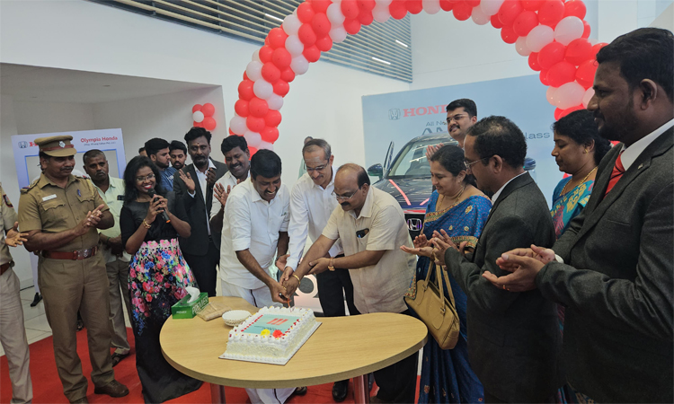 dinathanthi's tweet image. இந்தியாவில் Honda கார்ஸ் இந்தியா லிமிடெட் (HCIL) இன்று புதிய 3ஆம் தலைமுறை Honda Amaze-ஐ அறிமுகப்படுத்தியது.

#HondaAmaze #Car #HCIL #dailythanthi