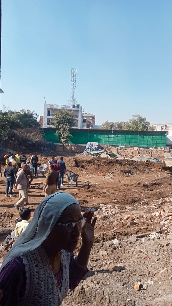 AdvParas_Noida's tweet photo. नोएडा प्राधिकरण के नाक के नीचे ग्राम-निठारी के पुराने बारात घर पे पीछे नोएडा की भूमि पर पिछले 4 दिन से कुछ लोग क़ब्ज़ा करने का प्रयास कर रहे है, @noida_authority के अधिकारियो ( विजय रावल जी , रतिराम जी WC2 ) को  सूचना पहुँचा दी गई है, 
@CeoNoida महोदय कृपया संज्ञान में ले। https://t.co/yji3HNnK0J
