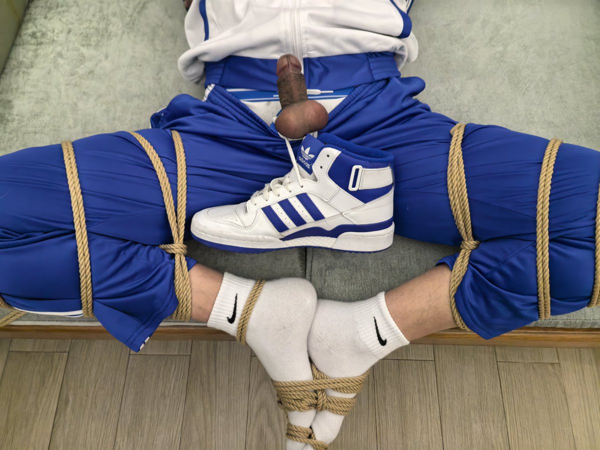 #校服 #捆绑 #白袜 #囚禁 #运动鞋 #堵嘴 #静置 
长达3个小时堵嘴捆绑静置，少年已经逐步适应。然而人贩子显然不会这么容易放过可怜的少年。
人贩子：既然你那么喜欢鞋袜，那么就成为主人的 #人形鞋架 吧。
少年：呜呜呜呜……