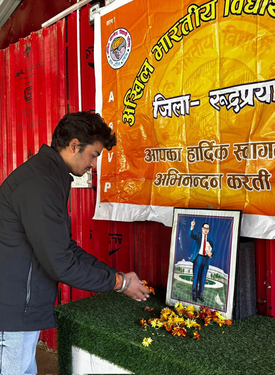 भारत रत्न बाबासाहेब "डॉ. भीमराव अम्बेडकर" जी ने समाज के वंचित वर्ग को शिक्षित व सशक्त किया। न्याय व समता पर आधारित एक ऐसा प्रगतिशील संविधान दिया जिसने देश को एकता के सूत्र में बाँधने का काम किया। 

आज उनकी पुण्यतिथि पर कोटि कोटि नमन।