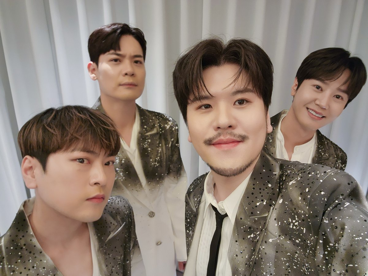 official_lapoem's tweet photo. #LAPOEM
한국예탁결제원 창립 50주년 기념식

추운 겨울에도 짱포엠만 보고 있으면
마음이 따뜻해져...🌸

한국예탁결제원 창립 50주년
축하드립니다🎉

#라포엠 #한국예탁결제원
#유채훈 #박기훈 #최성훈 #정민성
#YouChaehoon #ParkKihun
#ChoiSunghoon #JeongMinseong https://t.co/t1qhAnqa9A