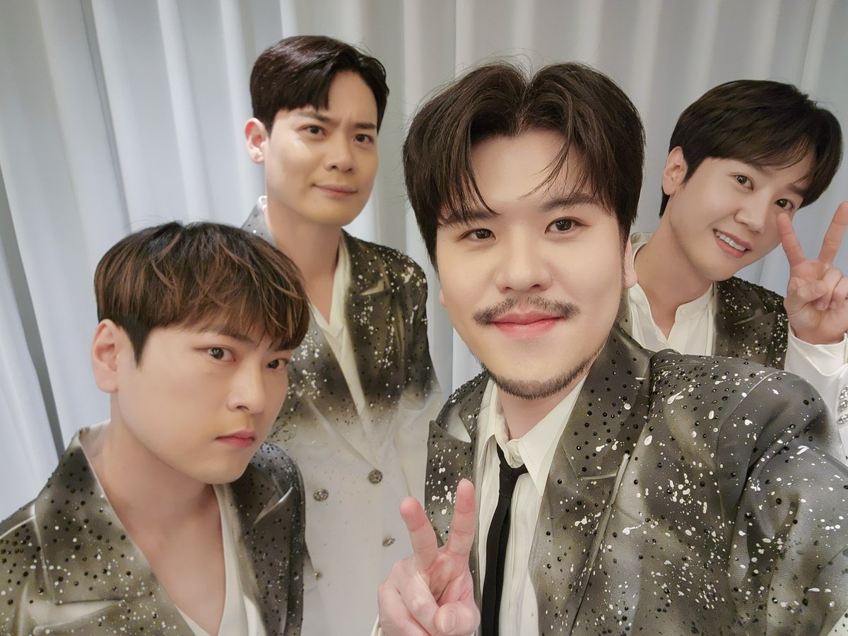 #LAPOEM
한국예탁결제원 창립 50주년 기념식

추운 겨울에도 짱포엠만 보고 있으면
마음이 따뜻해져...🌸

한국예탁결제원 창립 50주년
축하드립니다🎉

#라포엠 #한국예탁결제원
#유채훈 #박기훈 #최성훈 #정민성
#YouChaehoon #ParkKihun
#ChoiSunghoon #JeongMinseong