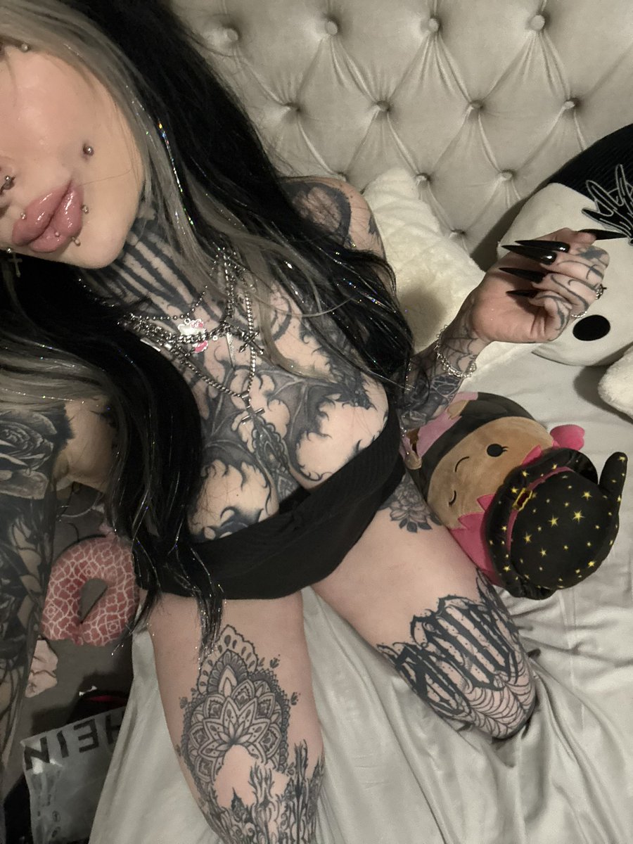 ur punk emo gf tweet media