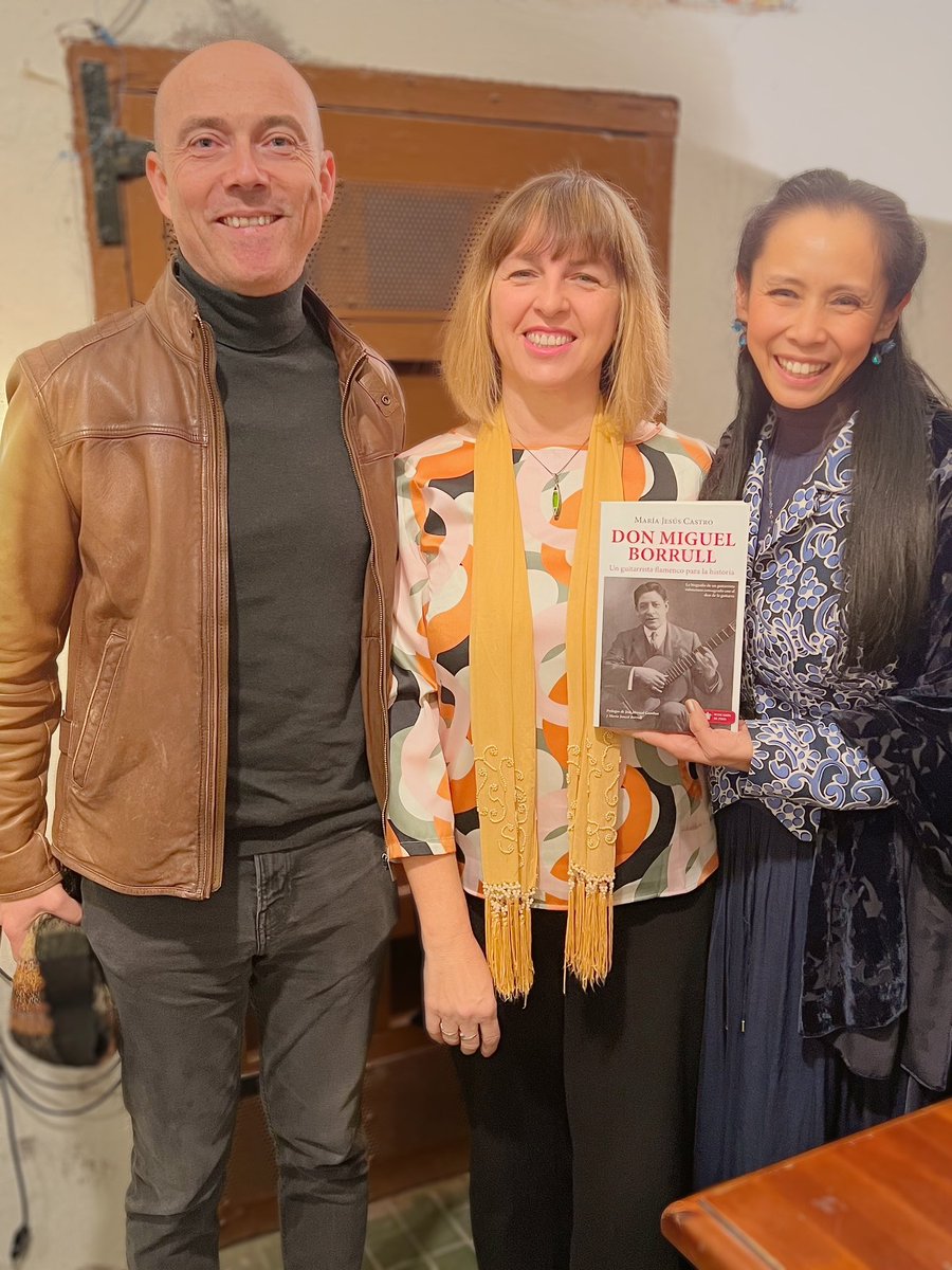 MarikoFlamenco's tweet photo. Anoche asistí a la presentación del libro de María Jesús Castro, mi profesora en el máster en Flamencología. Su obra, “Don Miguel Borrull,” es un trabajo de investigación extraordinario ✨

En la foto, con María Jesús Castro y Carlos Martin Ballester ,y con José María Gamboa🙌 https://t.co/ToQEXIWjHG