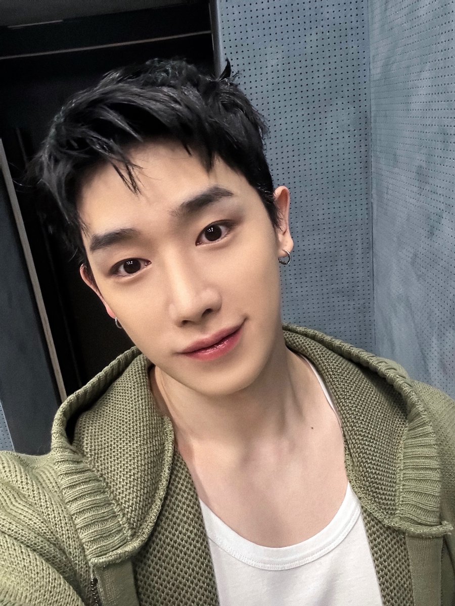 official__wonho's tweet photo. [📸] #러브온탑 

위니들도 #러브온탑챌린지 함께해요!

#원호 #WONHO #러브온탑 https://t.co/xzSIUIXMFF