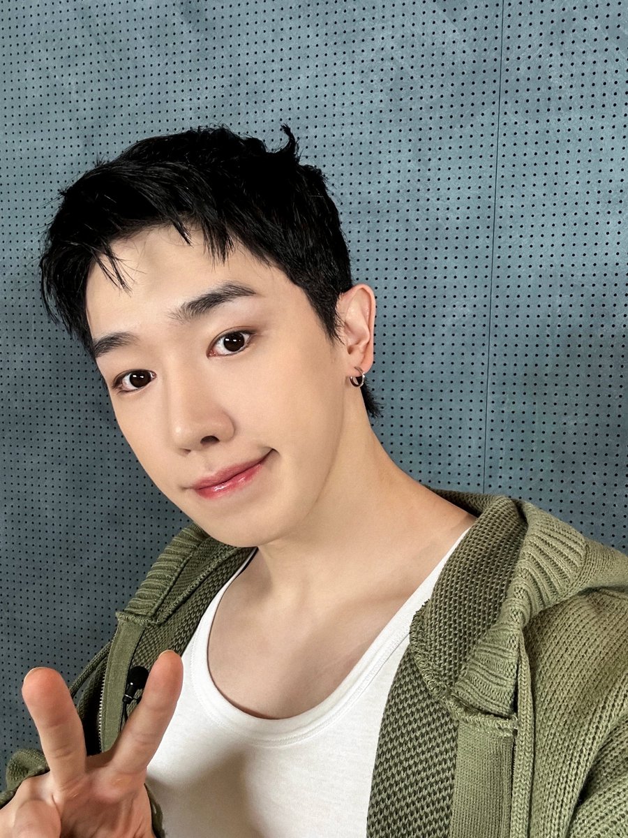 official__wonho's tweet photo. [📸] #러브온탑 

위니들도 #러브온탑챌린지 함께해요!

#원호 #WONHO #러브온탑 https://t.co/xzSIUIXMFF
