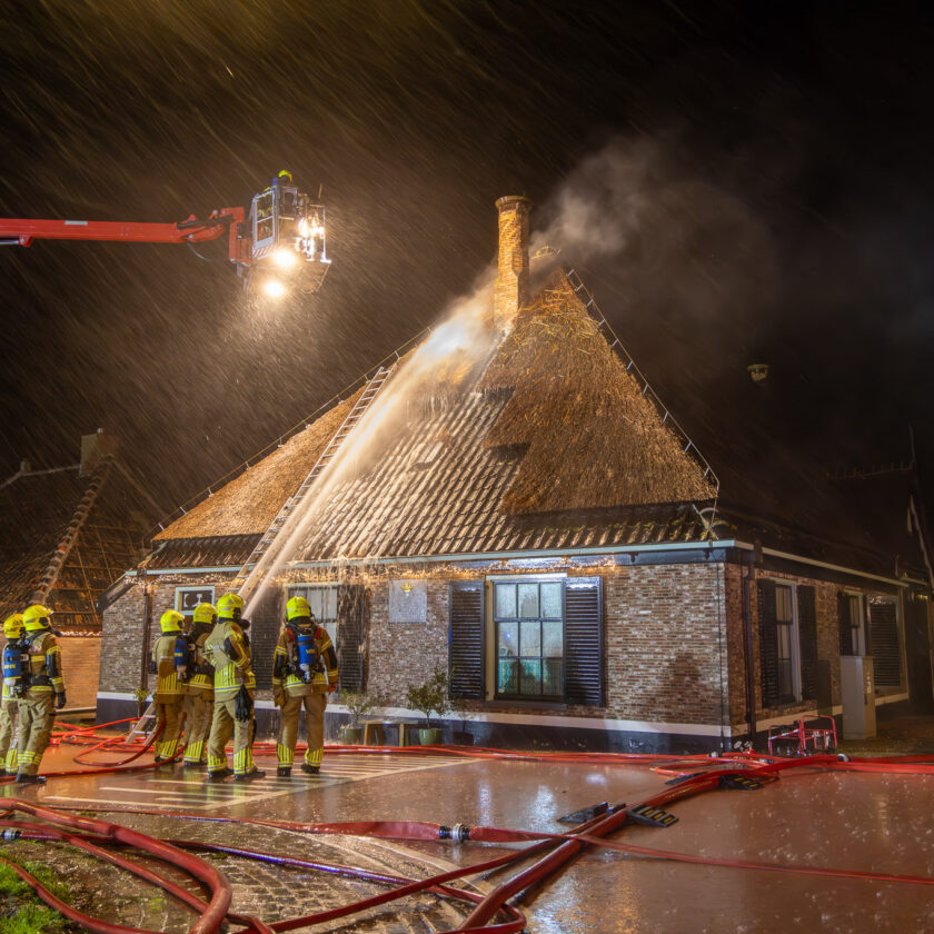 Grote brand in historische boerderij in Burgerbrug