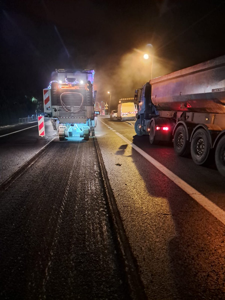 GDDKiA_Krakow's tweet photo. Orszak #Mikołaj przemknął trasą olkuską #DK94🎅
Pomógł nam frezować nawierzchnię w #Szyce i przypomniał, że widoczność na drodze to podstawa😊
Dziękujemy!
@GDDKiA | @MI_GOV_PL https://t.co/zpOSGqN17c
