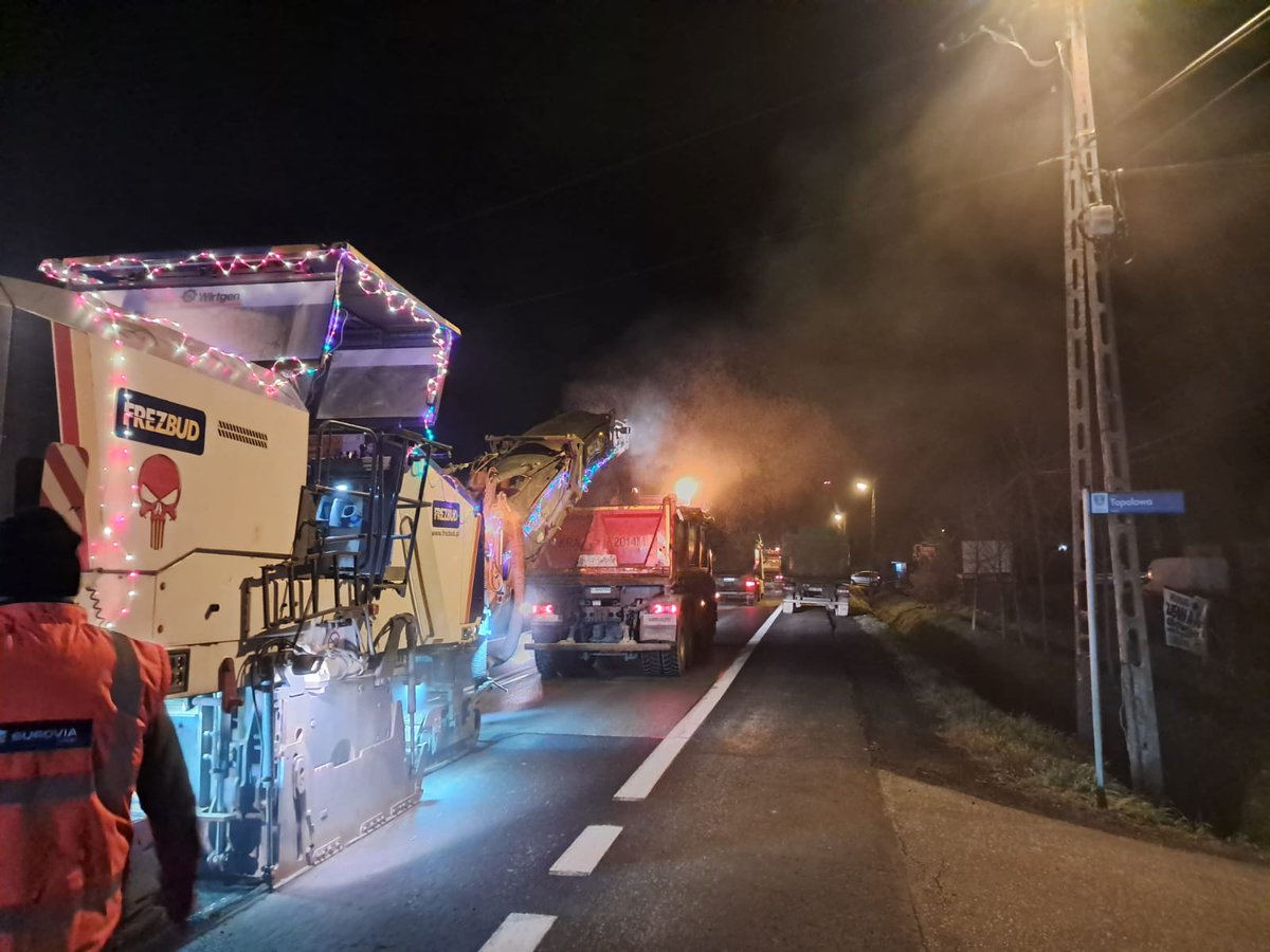 GDDKiA_Krakow's tweet photo. Orszak #Mikołaj przemknął trasą olkuską #DK94🎅
Pomógł nam frezować nawierzchnię w #Szyce i przypomniał, że widoczność na drodze to podstawa😊
Dziękujemy!
@GDDKiA | @MI_GOV_PL https://t.co/zpOSGqN17c