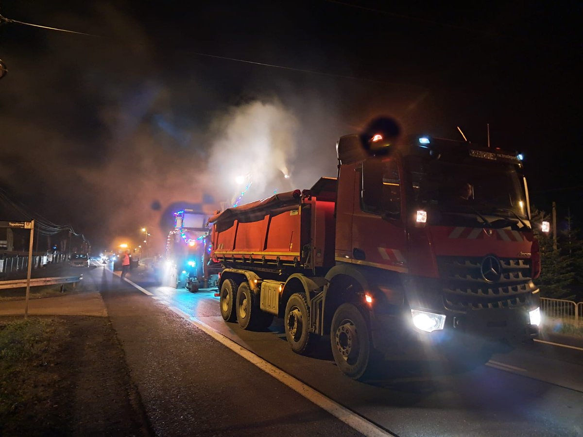 GDDKiA_Krakow's tweet photo. Orszak #Mikołaj przemknął trasą olkuską #DK94🎅
Pomógł nam frezować nawierzchnię w #Szyce i przypomniał, że widoczność na drodze to podstawa😊
Dziękujemy!
@GDDKiA | @MI_GOV_PL https://t.co/zpOSGqN17c