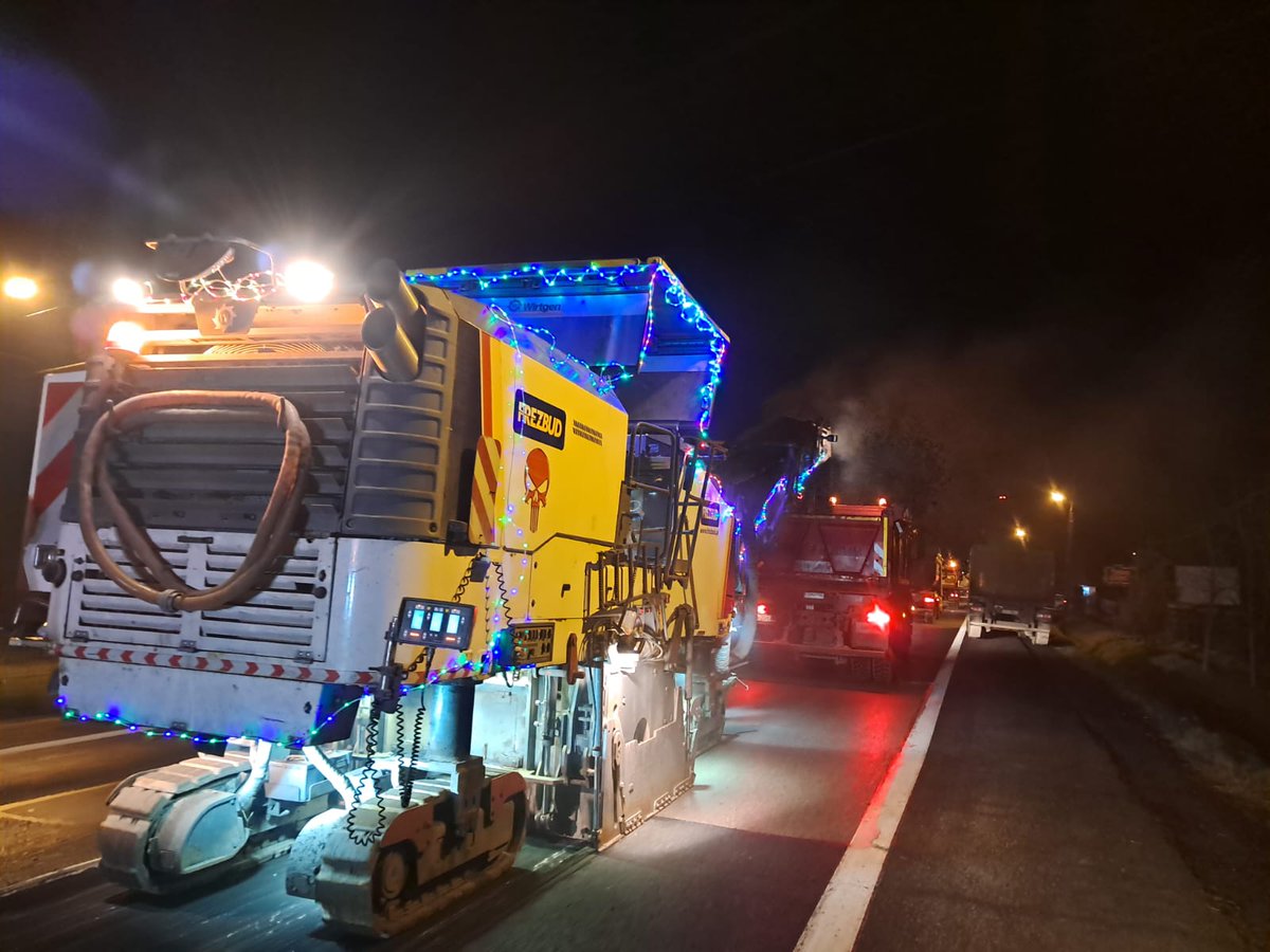 GDDKiA_Krakow's tweet photo. Orszak #Mikołaj przemknął trasą olkuską #DK94🎅
Pomógł nam frezować nawierzchnię w #Szyce i przypomniał, że widoczność na drodze to podstawa😊
Dziękujemy!
@GDDKiA | @MI_GOV_PL https://t.co/zpOSGqN17c