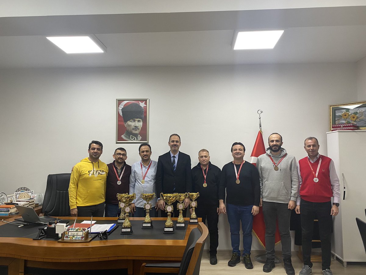 kestel_mem's tweet photo. İlçe Milli Eğitim Müdürümüz Cengiz Uç,24 Kasım Öğretmenler Günü Dart ve Masa Tenisi Turnuvasında derece alan öğretmenlerimizi makamında kabul etti ve madalyalarını takdim etti. https://t.co/eM2OlyAvSV