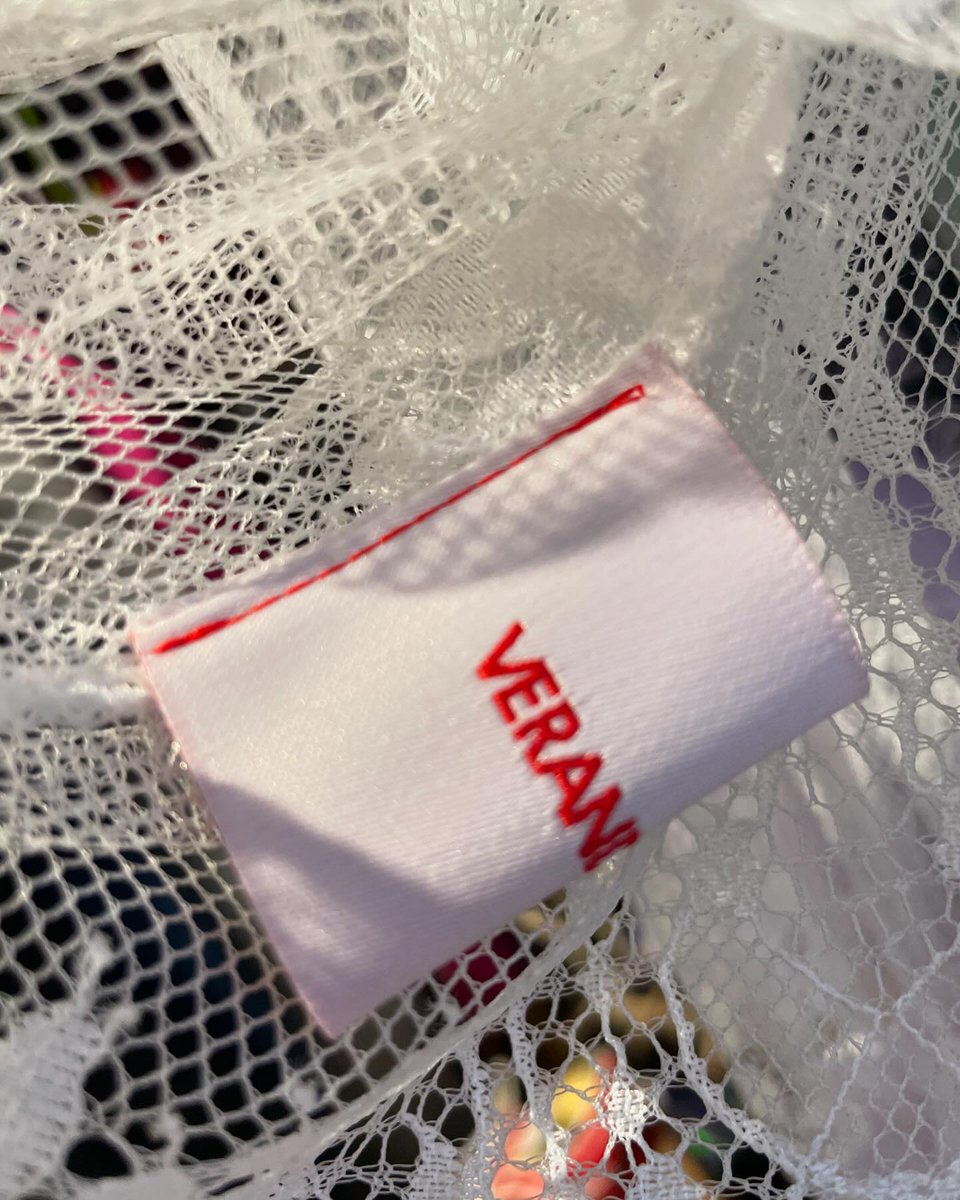 VERANDALUNCHリメイクのレーストップスです⭐️
冬になると欲しくなるのはやっぱり袖のフリルだったので（年中かも?）重ね着にも使えるフリル袖トップスを作ってみました😃
やっぱり袖フリフリしたい❣️しかもインナーとして使えるので、色んなテイストのお洋服と合わせられま...
