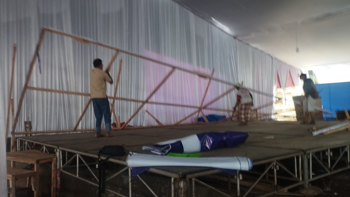 beritaKBR's tweet image. Tenda dan panggung yang semula akan digunakan oleh Jemaat Ahmadyah untuk Jalnah Salanah di Desa Manislor, Kabupaten Kuningan, Jawa Barat mulai dibongkar.

Video: Jurnalis KBR @WahhyuSetiawan 

#Ahmadiyah #JAI #Kuningan #JalsahSalanah