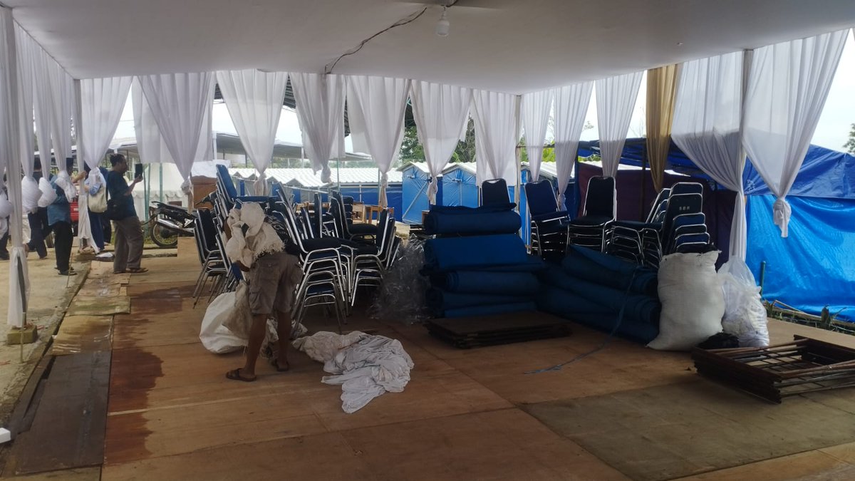 beritaKBR's tweet image. Tenda dan panggung yang semula akan digunakan oleh Jemaat Ahmadyah untuk Jalnah Salanah di Desa Manislor, Kabupaten Kuningan, Jawa Barat mulai dibongkar.

Video: Jurnalis KBR @WahhyuSetiawan 

#Ahmadiyah #JAI #Kuningan #JalsahSalanah