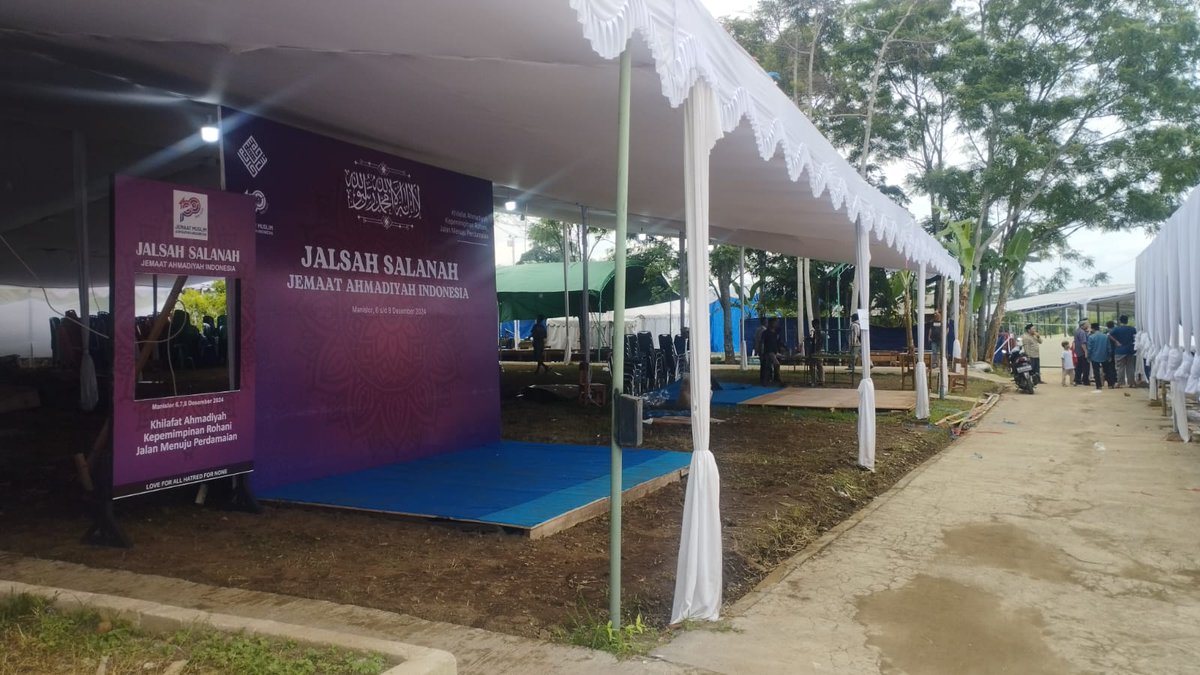 beritaKBR's tweet image. Tenda dan panggung yang semula akan digunakan oleh Jemaat Ahmadyah untuk Jalnah Salanah di Desa Manislor, Kabupaten Kuningan, Jawa Barat mulai dibongkar.

Video: Jurnalis KBR @WahhyuSetiawan 

#Ahmadiyah #JAI #Kuningan #JalsahSalanah