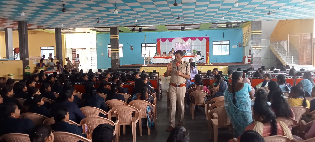 tg_womensafety's tweet photo. As part of the #WomenSafetyWing’s ongoing initiatives to Eliminate Violence Against Women an impactful awareness program was held in Bhongir for around 300 participants. Police officers, #SHETeams &amp; #CDEW staff came together to raise awareness! https://t.co/IhQO6B6S3V