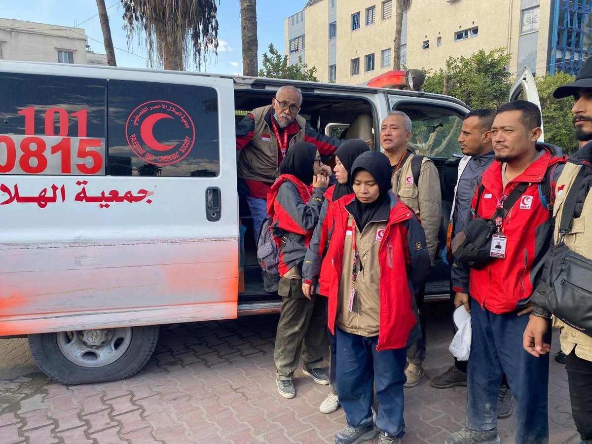 QudsNen's tweet photo. BREAKING: Israeli occupation forces force the Indonesian medical delegation to leave Kamal Adwan Hospital in northern Gaza after raiding the facility. https://t.co/YDXG42T25r